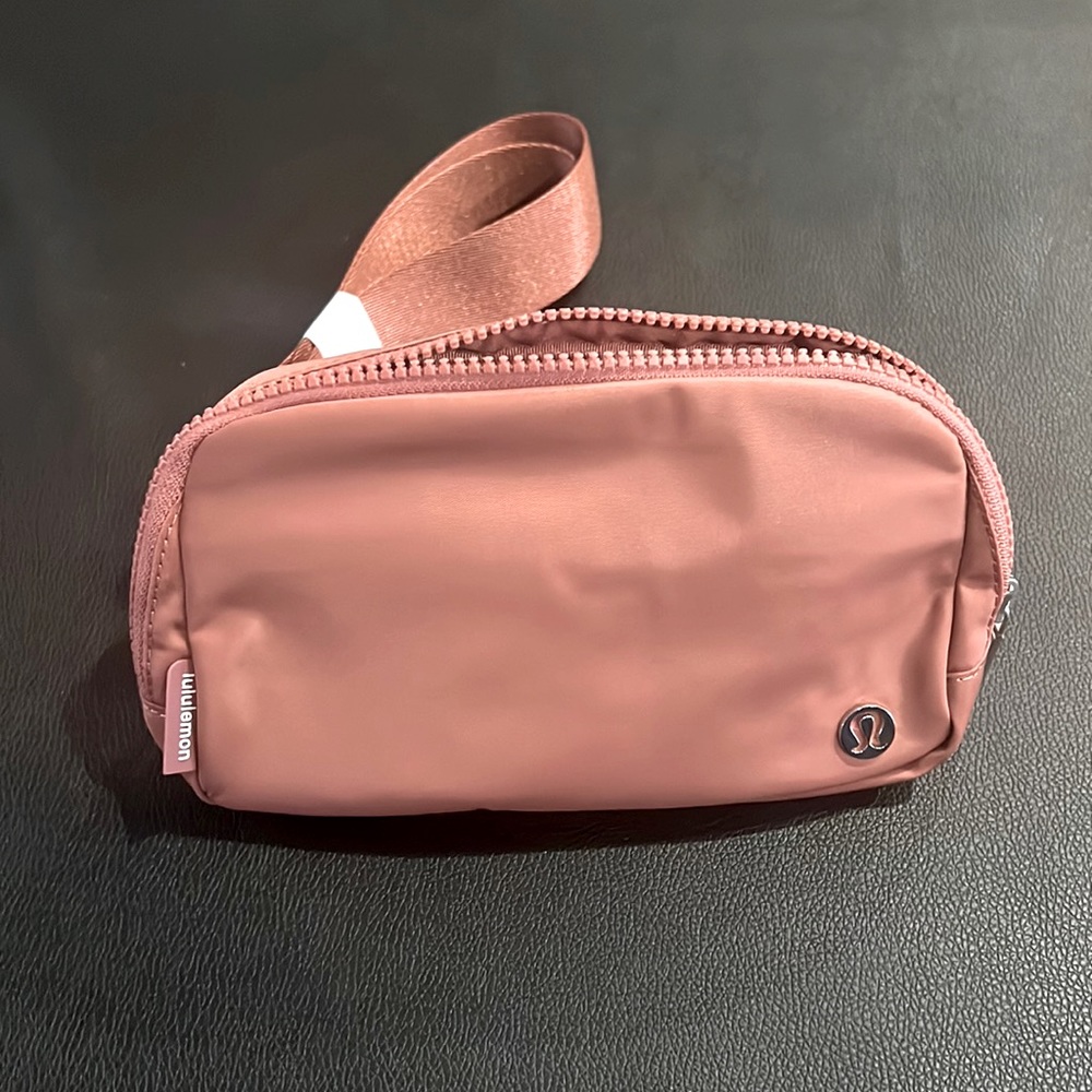NWT lululemon everywhere belt bag in Brier Rose